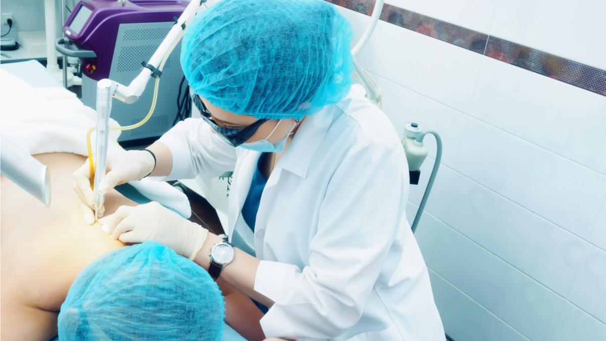 Хірург ЄРЦ видаляє ліпому