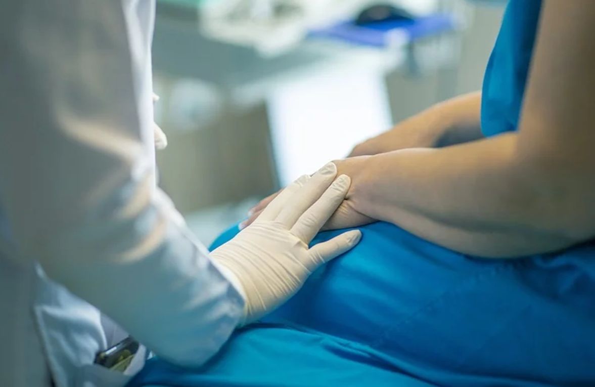 Лікар ЄРЦ консультує пацієнта за НСЗУ